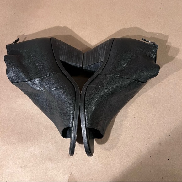 $247 Eileen Fisher Ankle Boots Black Pebbled Leather Peep Toe Women’s US 8.5 - Picture 6 of 11